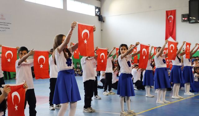 Bayındır’da 23 Nisan coşkusu: Başkanlık koltuğu küçük başkanlara emanet!