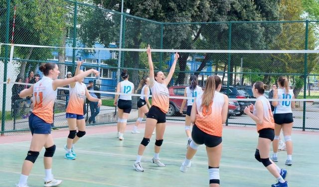 İzmir Ekonomi'den çifte kupa!