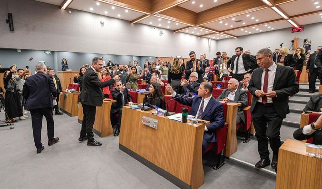 İzBB Meclisi'ndeki gerilimin ardından CHP grubundan açıklama: "Bu görüntüler İzmir'e yakışmamıştır!"