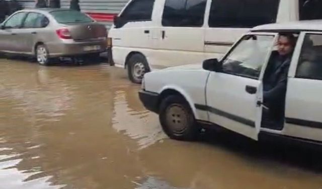 İzmir'in o ilçesinde sağanak cadde ve sokakları göle çevirdi