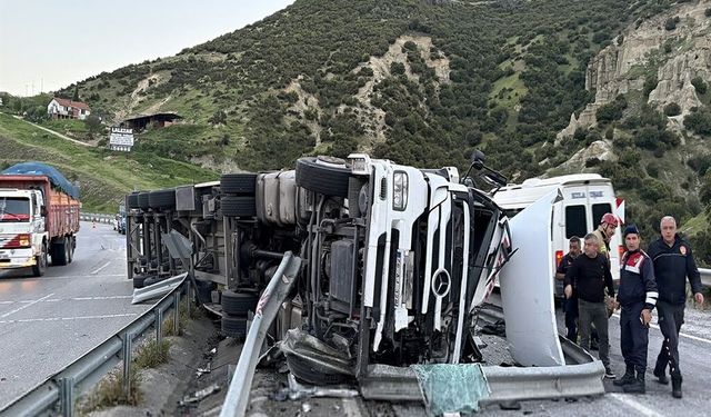 İzmir-Ankara karayolunda korkutan kaza: Tır devrildi, ulaşım aksadı!