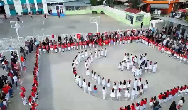 İzmir Balçova'da 250'ye yakın öğrenci İstiklal Marşı'nı işaret diliyle söyledi!