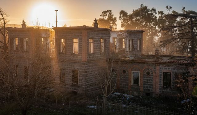 İzmir'in en eski zenginlerine aitti: Yangının yıkamadığı 30 odalı köşk