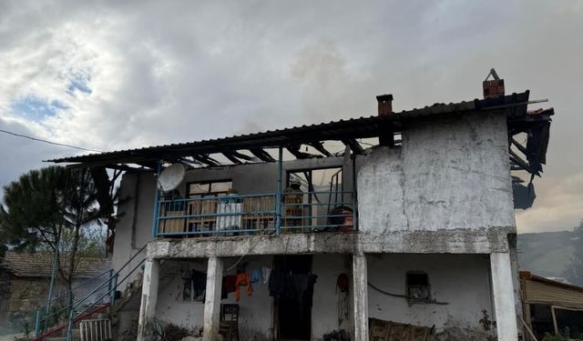Manisa Selendi’de ev yangını: 2 katlı yapı kullanılamaz hale geldi