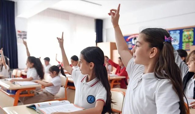 Yarın okullar tatil mi? 24 Nisan Cuma okul var mı? Ders işlenecek mi?
