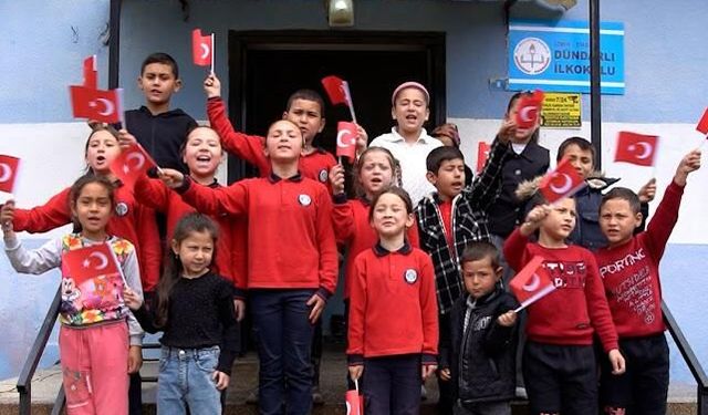 Okullar pırıl pırıl oluyor! İzmir Ülkü Ocakları dokuzuncu okul tadilatını Tire Dündarlı’da tamamladı