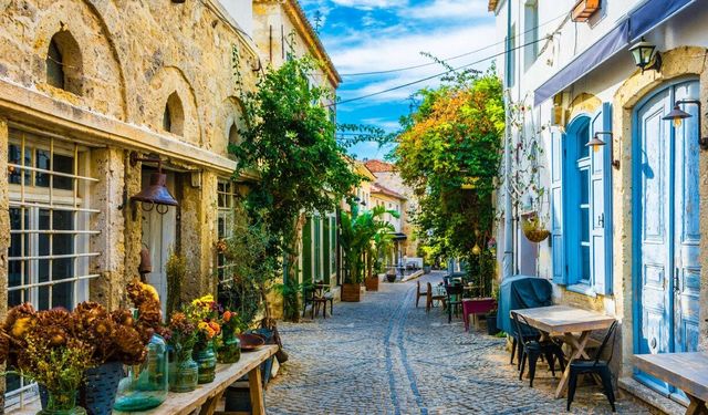 Sıcak havanın bohem yüzü: Renkli taş evleri ve canlı sokakları ile büyülüyor