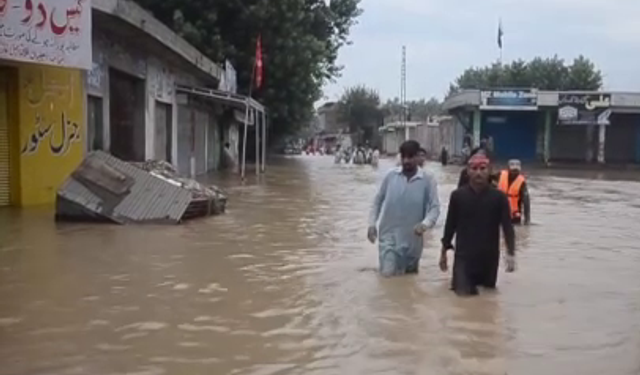 Pakistan’da sel felaketi büyüyor: Can kaybı 68’e yükseldi