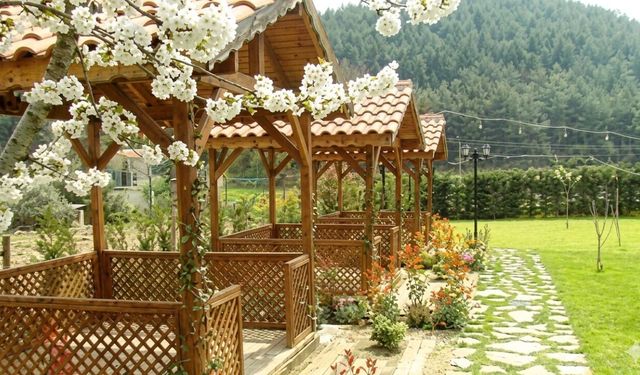 İzmir’in dibinde iki farklı dünya: Biri kahvaltı cenneti, diğeri huzurun adresi