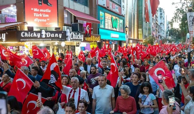 Cumhuriyet sevdalıları Karşıyaka'da buluştu: Muhteşem kortej, dev coşku!
