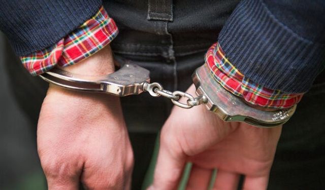 16 yıl hapis cezasıyla aranan torbacı İzmir Karabağlar'da 2 kilo uyuşturucuyla yakalandı!