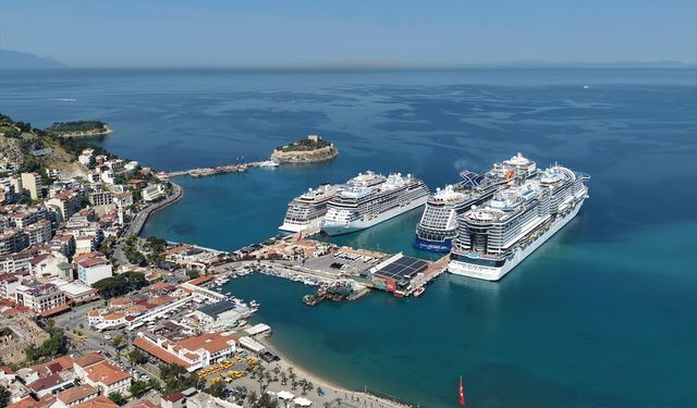4 kruvaziyerle 10 bin 800 turist geldi! İzmir Selçuk'a akın