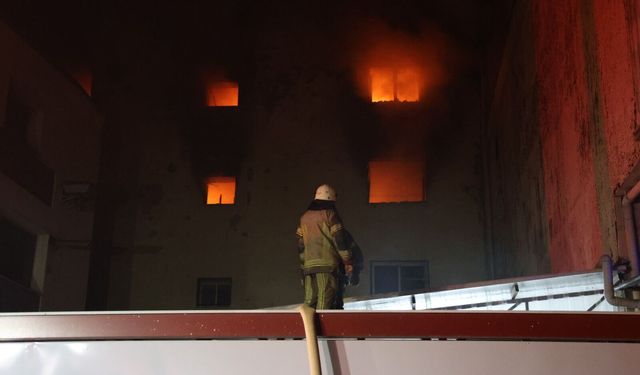 5 saat boyunca söndürmek için çabaladılar! İzmir Bornova'da yangın paniği