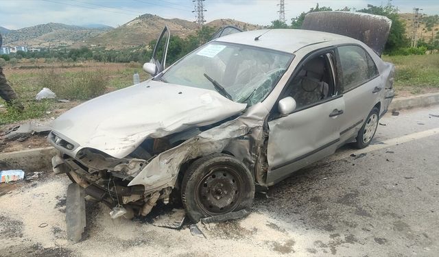 Ödemiş’te iki otomobil çarpıştı: 2’si çocuk 8 kişi yaralandı