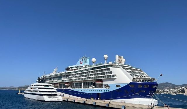 Bodrum’da turizm hareketliliği: Dev kruvaziyerler limana demirledi!
