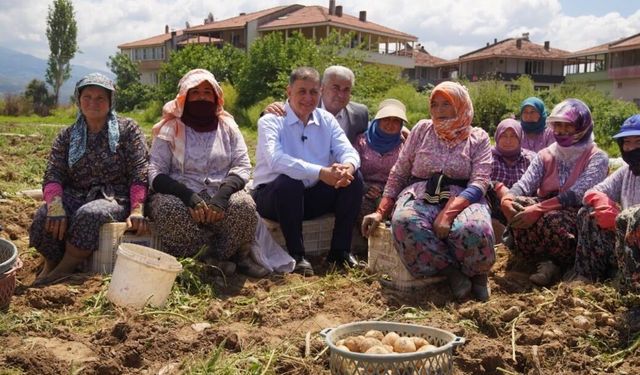 Başkan Tugay tarlada sözü verdi: Kiraz’ın dört bir yanında yol çalışması başlıyor