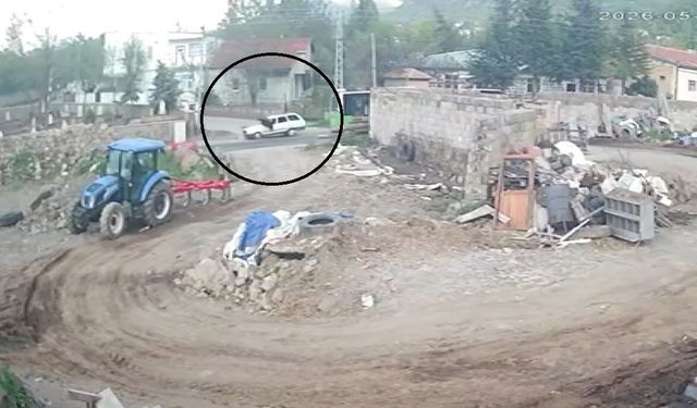 Belediye otobüsünden inen 16 yaşındaki gence araba çarptı: O anlar kamerada!