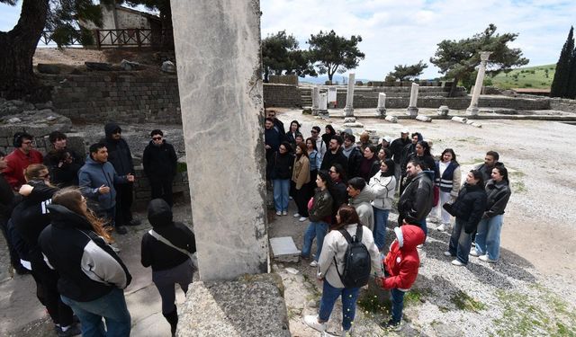 Üniversiteliler İzmir'in tarihi mirasını keşfetti!