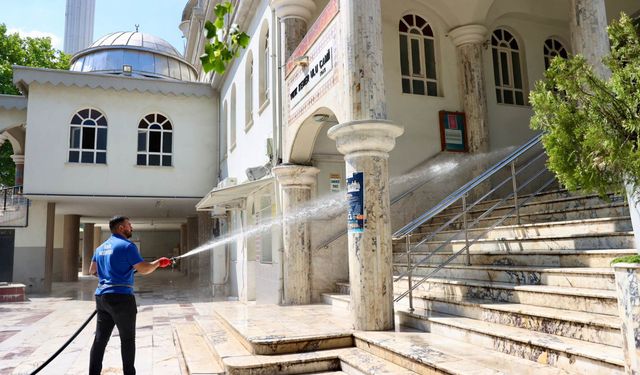 Buca bayrama böyle hazırlanıyor: İbadethaneler pırıl pırıl!
