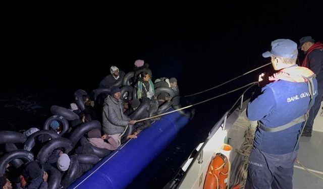 Çeşme'de düzensiz göçmen hareketliliği! 3'ü çocuk 32 düzensiz göçmen yakalandı