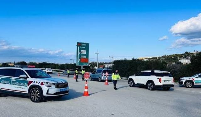 Çeşme gişelerinde durdurulan araçlardan 12 göçmen çıktı!
