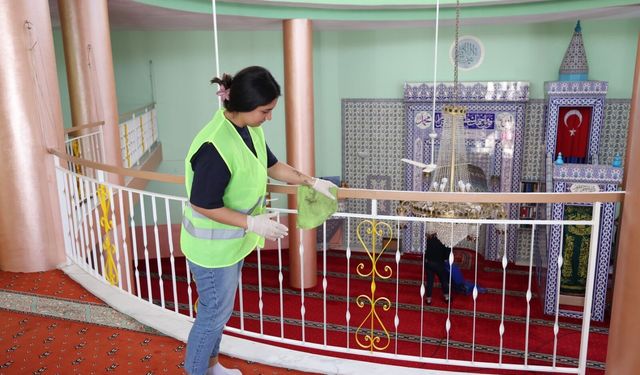 Çiğli’de camiler bayram namazına hazır: Ekipler dört bir yanda sahaya indi
