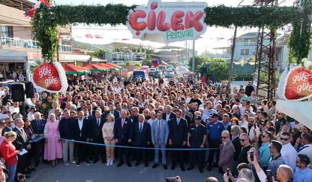 Menemen'de çilek şöleni: Uluslararası festivale görkemli açılışla başladı