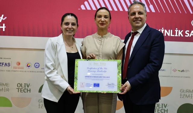 Efes Selçuk'a onursal üyelik! Başkan Sengel sertifikayı aldı