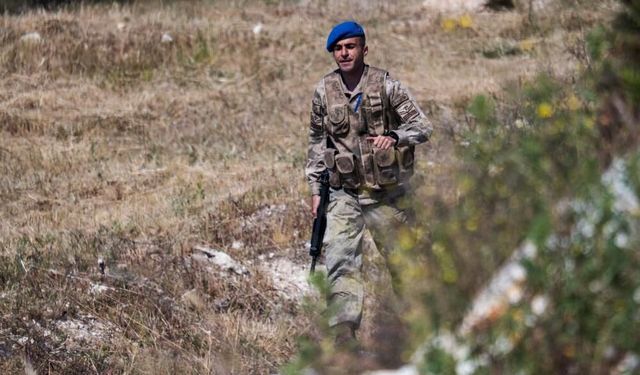 Foça’da nefes kesen atış yarışması: Jandarmanın en iyi nişancıları belli oldu