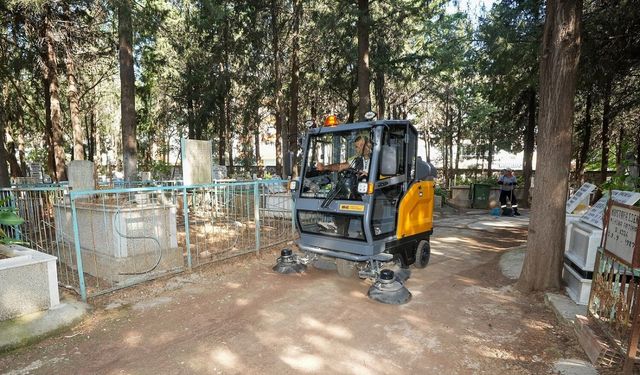 Gaziemir Belediyesi temizlik seferberliğiyle ilçeyi bayrama hazırladı