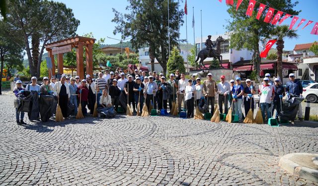Güzelbahçe'de bayram için ele ele temizlik çalışması
