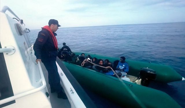 İzmir açıklarında göçmen operasyonu: Radarla yakalama, denizden kurtarma