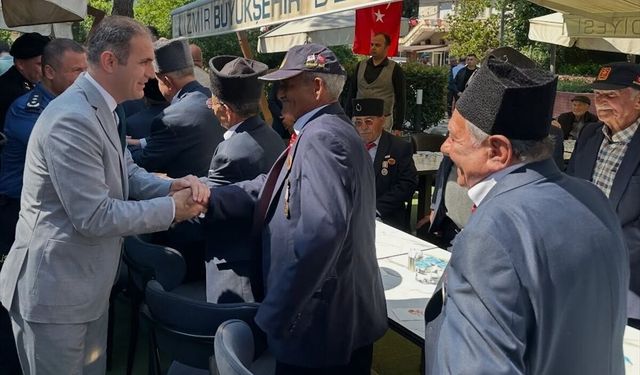 İzmir Bayındır'da bayram kucaklaşması: Protokol ve halk yan yana geldi