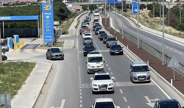 İzmir- Edremit yolunda bayram yoğunluğu! Araç kuyrukları uzadı