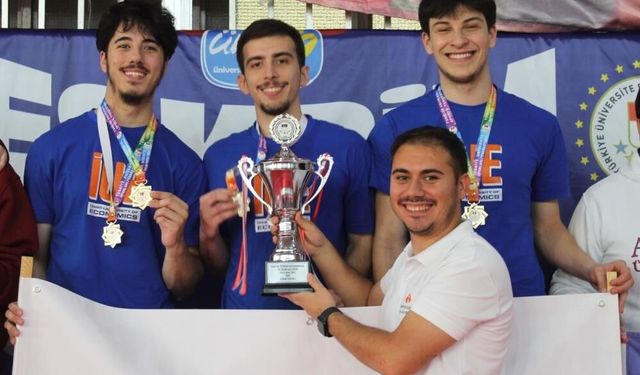 İzmir’e ‘Altın’ dokunuş: Eskrimde Türkiye şampiyonu İEÜ!