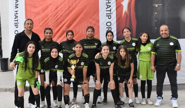 İzmir Gaziemir'de kalıpları yıkan zafer: İmam Hatipli Kız Futbol takımı ilçe şampiyonu oldu!