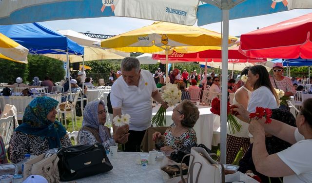 İzmir Güzelbahçe'de Anneler Günü farklı kutlandı! Başkan Günay annelere elleriyle çiçek dağıttı