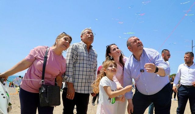 İzmir Menderes'te gökyüzü uçurtmayla kaplandı!