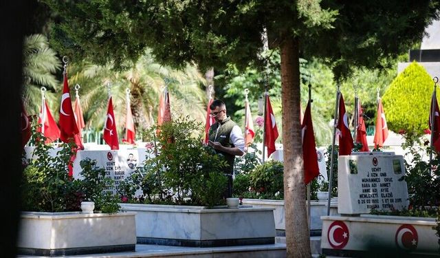 İzmir'de Işıkkent Polis Şehitliği'nde buruk bayram ziyareti!