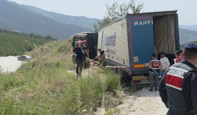 İzmir'de korkunç ölüm! Devrilen tırın altında kaldı!