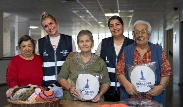 İzmir'de huzurevinde yaşayan vatandaş örüyor, çocuklar mutlu oluyor