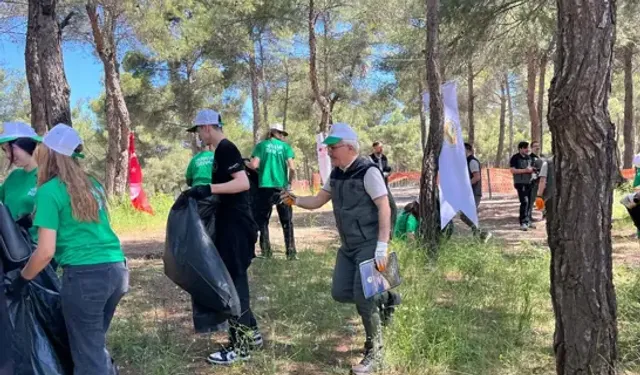 Gaziemir’de öğrencilerden orman nöbeti: Çöpler tek tek toplandı!