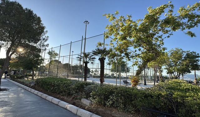 İzmir'de tenis kortu öfkesi: Parktaki ağaçlar kesildi, mahalleli isyan etti
