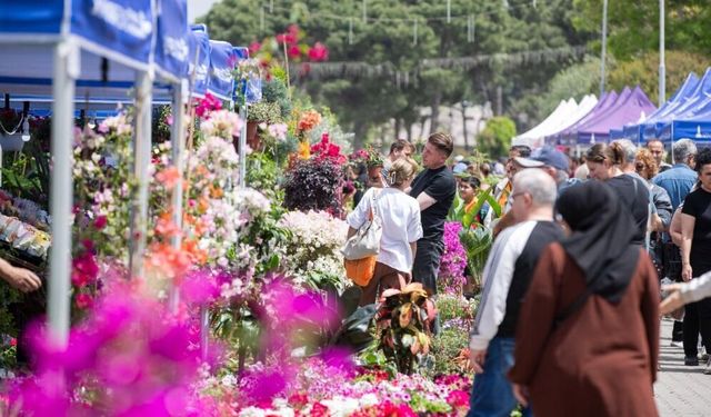 İzmir'de üçüncü kez açılan Balkon ve Bahçe Bitkileri Festivali renki anlara sahne oldu