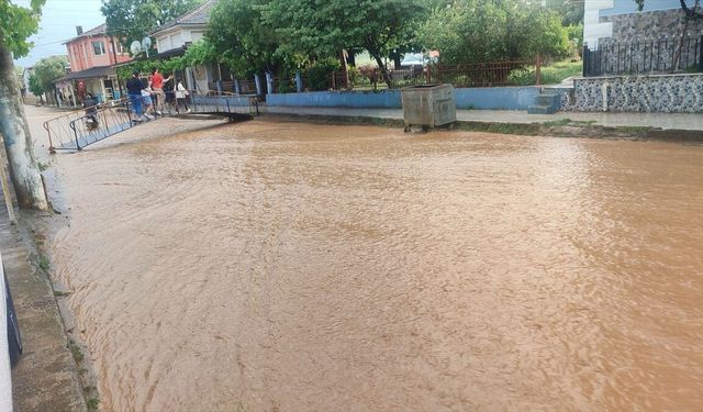 İzmir'i sağanak vurdu! Vatandaş yolda kalmamak için köprü kurdu