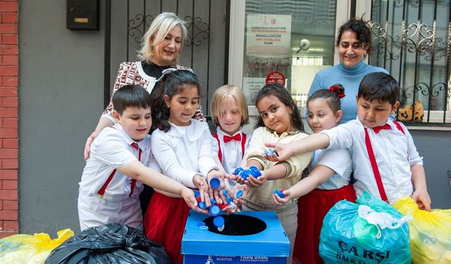 Karşıyaka'da minik ellerden anlamlı hareket!