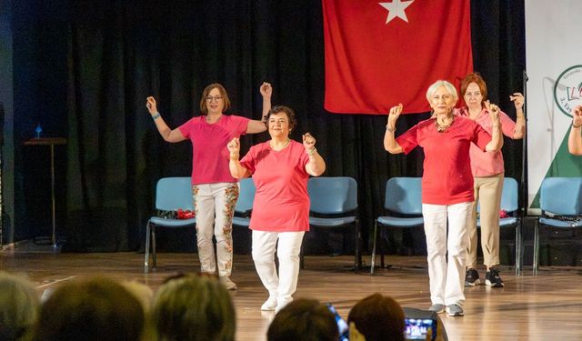 Karşıyaka'nın Çınarları'ndan dönem sonu gösterisi