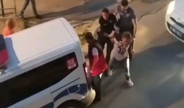 Kuşadası’nda geceyi karıştıran kavga! Sokaktaki araçlara zarar verdi