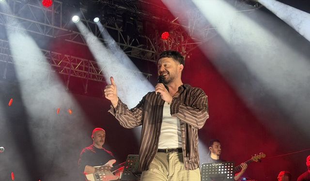 Emiralem'de sağanak ıslattı, Murat Boz coşturdu!