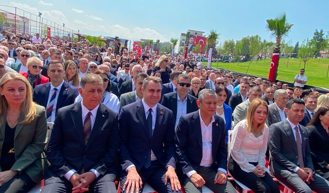 Özel’in İzmir’deki ilk durağı Bayraklı! Hangi mesajları verdi?